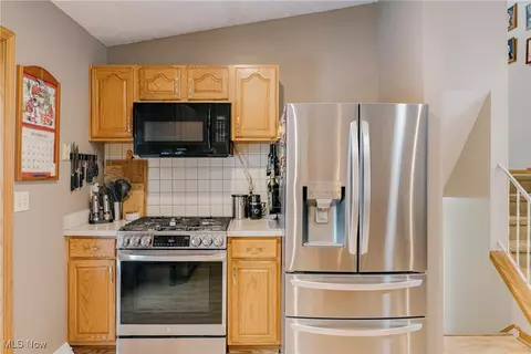 718 Hartford Dr, Elyria, OH 44035 photo 9