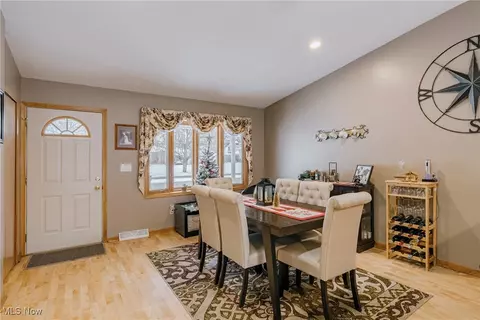 718 Hartford Dr, Elyria, OH 44035 photo 3