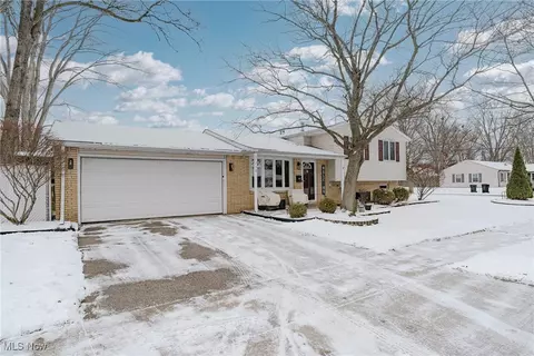 718 Hartford Dr, Elyria, OH 44035 photo 2