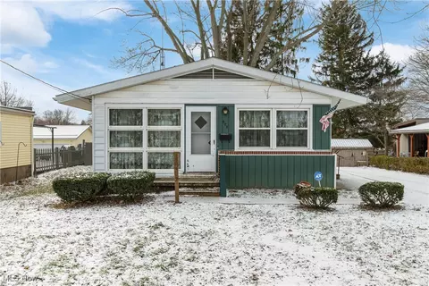 906 Valley Dr NW, North Canton, OH 44720