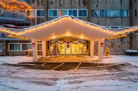 6640 Pearl Rd #407, Cleveland, OH 44130