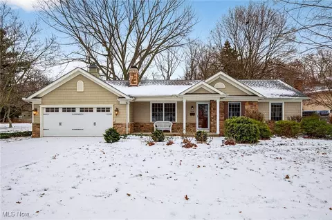 7541 Hollycroft Ln, Mentor, OH 44060