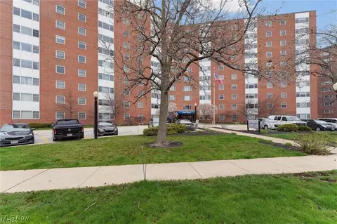 11850 Edgewater Dr #901, Lakewood, OH 44107