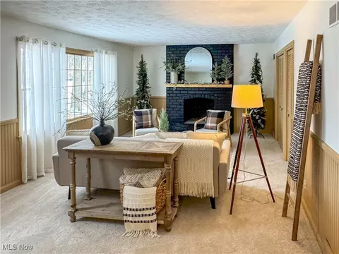 Living - 1424 Turnberry Dr, Boardman, OH 44512 photo 4 of 6