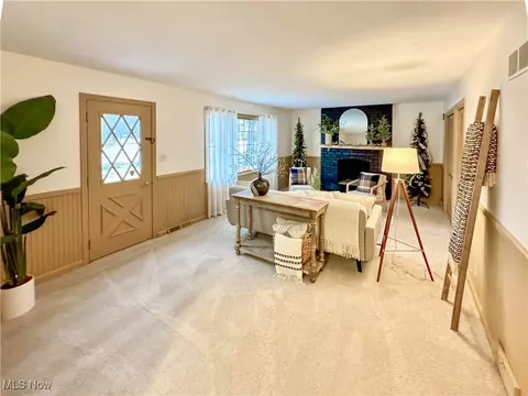 Living - 1424 Turnberry Dr, Boardman, OH 44512 photo 3 of 6