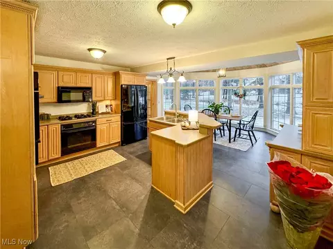 Kitchen - 1424 Turnberry Dr, Boardman, OH 44512 photo 3 of 3