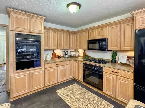 Kitchen - 1424 Turnberry Dr, Boardman, OH 44512 photo 2 of 3