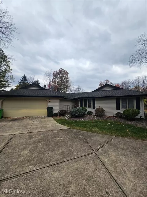 7722 Regency Dr, Walton Hills, OH 44146