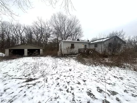 2194 Regina Rd, Akron, OH 44320