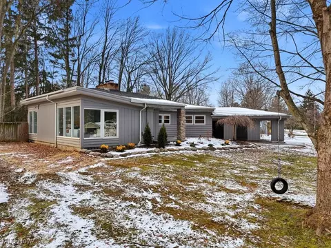 7771 Blackford Dr, Chagrin Falls, OH 44022