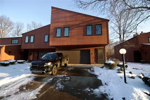32715 Willow Brook Ln, North Ridgeville, OH 44039