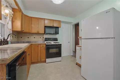 Kitchen - 523 Evans Ave, Akron, OH 44310 photo 3 of 4