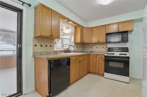 Kitchen - 523 Evans Ave, Akron, OH 44310 photo 2 of 4