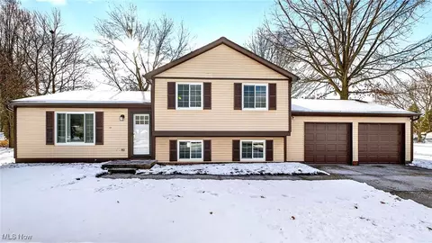 1028 Sherwood Dr, Macedonia, OH 44056