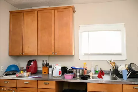 241 8th St, Elyria, OH 44035 photo 2