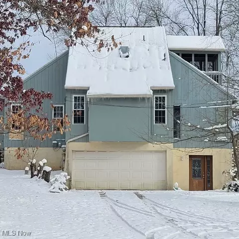 318 Valley Mills Dr, Parkersburg, WV 26104