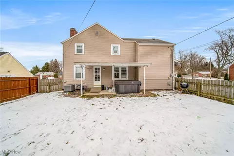 Exterior - 3129 Lincoln Dr, Ashtabula, OH 44004 photo 7 of 10