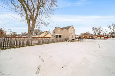 Exterior - 3129 Lincoln Dr, Ashtabula, OH 44004 photo 4 of 10