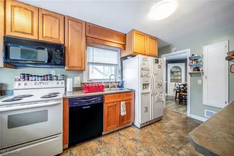 Kitchen - 3129 Lincoln Dr, Ashtabula, OH 44004 photo 2 of 2