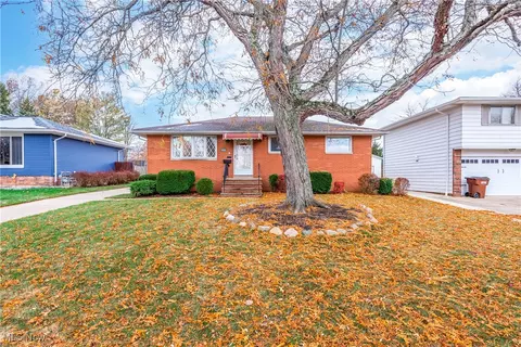 7406 Meadow Ln, Parma, OH 44134
