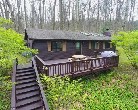 9316 Lakewood Dr NE, Mineral City, OH 44656