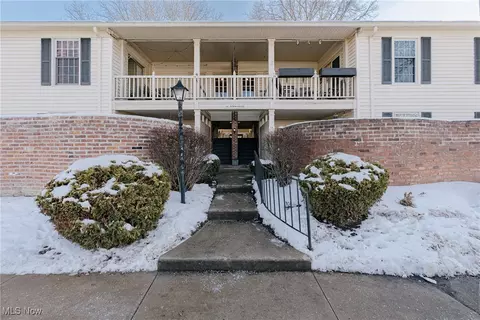 25 Berkshire Ct #3A, Akron, OH 44313