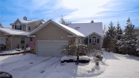 909 Grand View Ln, Aurora, OH 44202