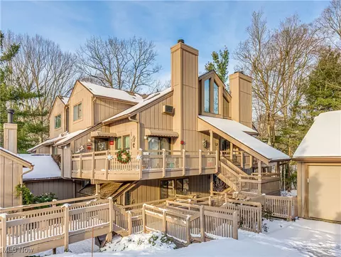 623 Meredith Ln, Cuyahoga Falls, OH 44223