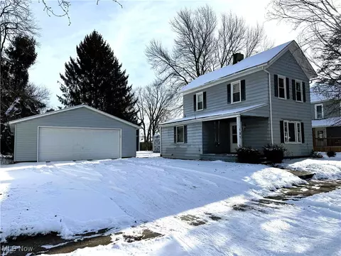 131 8th St SW, New Philadelphia, OH 44663