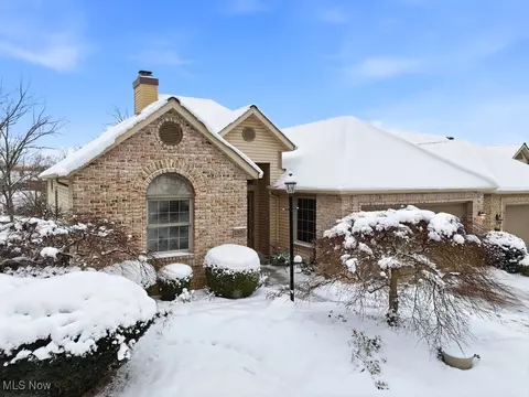 2804 Valley Rd, Cuyahoga Falls, OH 44223