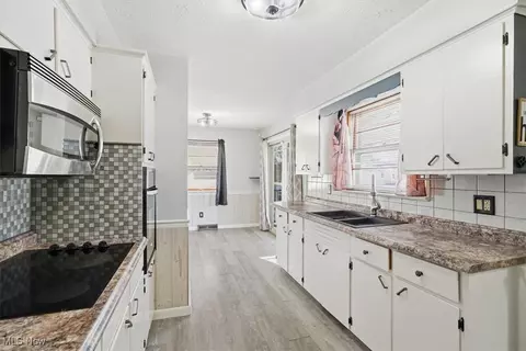 Kitchen - 3485 Brunk Rd, Akron, OH 44312 photo 3 of 4
