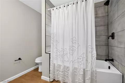 Bath - 2250 Eschtruth St, Elyria, OH 44035 photo 1 of 2