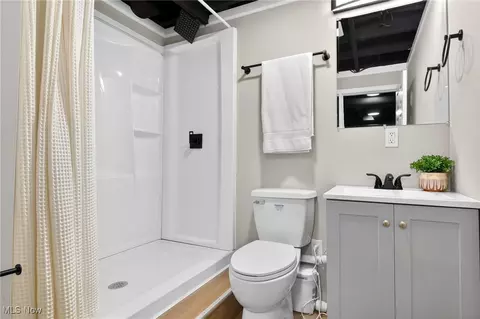 Bath - 2250 Eschtruth St, Elyria, OH 44035 photo 2 of 2
