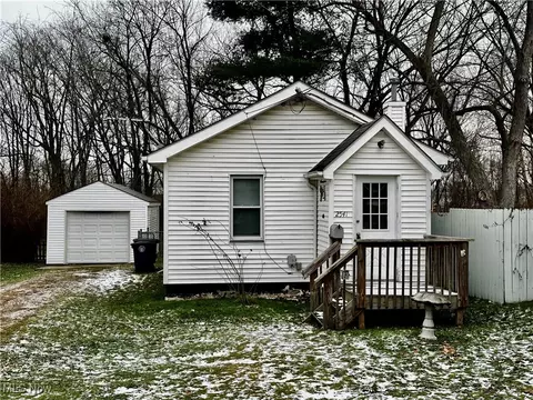 2541 Nesmith Lake Blvd, Akron, OH 44314