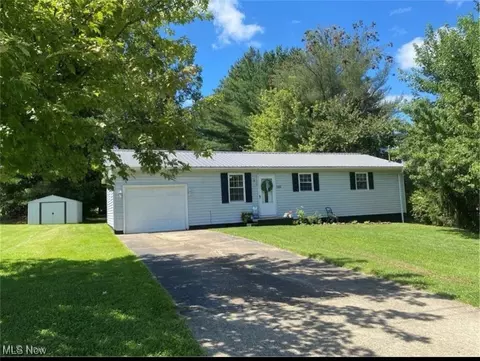 105 Pine Dr, Little Hocking, OH 45742