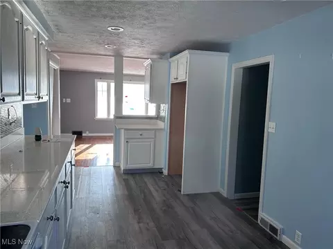 Entry Way - 2117 W 19th St, Ashtabula, OH 44004 photo 2 of 2