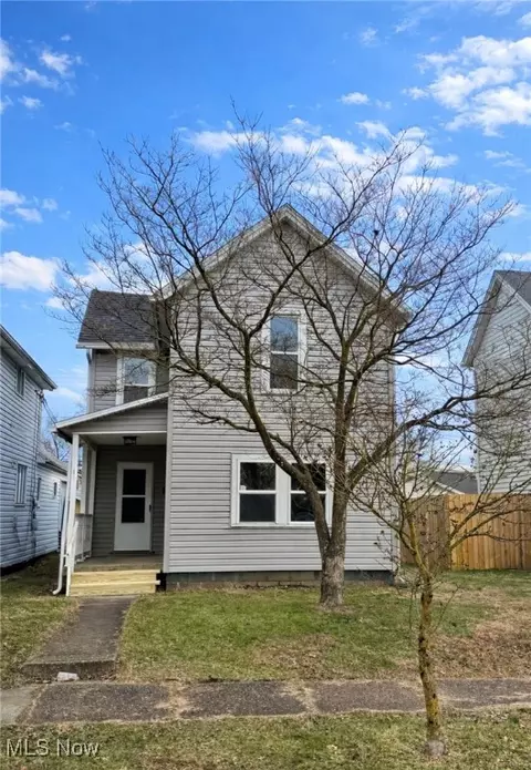 914 S Lawn Ave, Coshocton, OH 43812