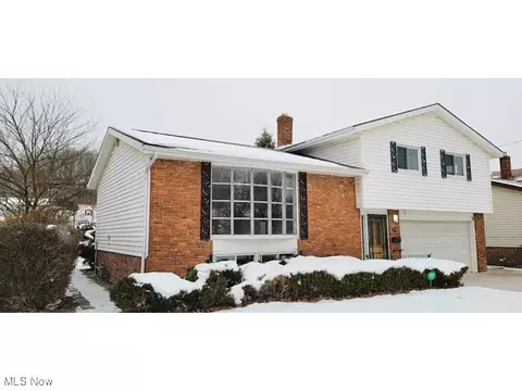 13741 Grove Dr, Garfield Heights, OH 44125