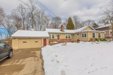 7072 Oak St, Chagrin Falls, OH 44022