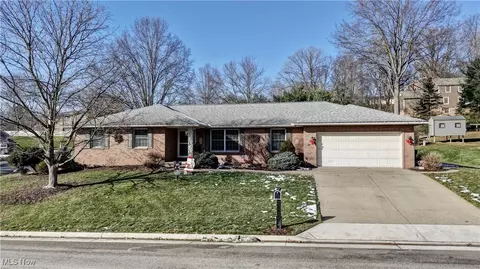1006 Glen Dr NE, New Philadelphia, OH 44663