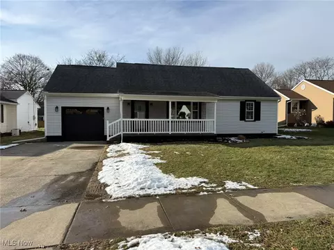 916 Oak St NW, New Philadelphia, OH 44663