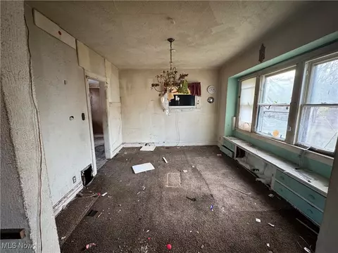 Living - 1041 Diagonal Rd, Akron, OH 44320 photo 2 of 3