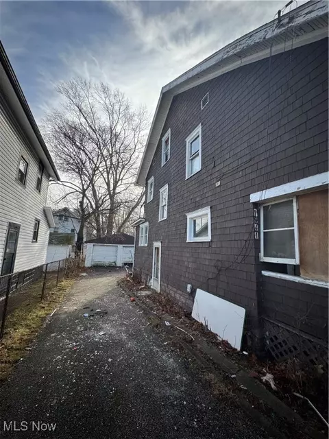 Entry Way - 1041 Diagonal Rd, Akron, OH 44320 photo 1 of 1