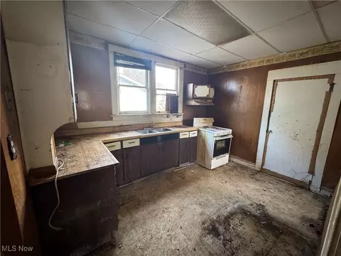 Kitchen - 1041 Diagonal Rd, Akron, OH 44320 photo 1 of 2