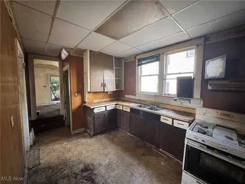 Kitchen - 1041 Diagonal Rd, Akron, OH 44320 photo 2 of 2