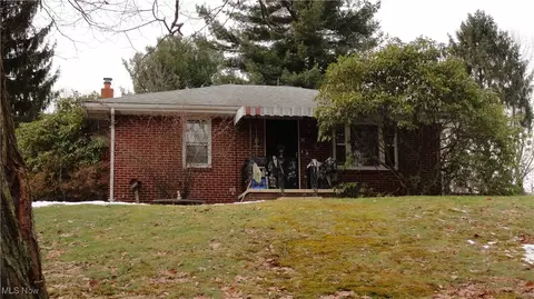 24 Hawthorne Ln, Chester, WV 26034