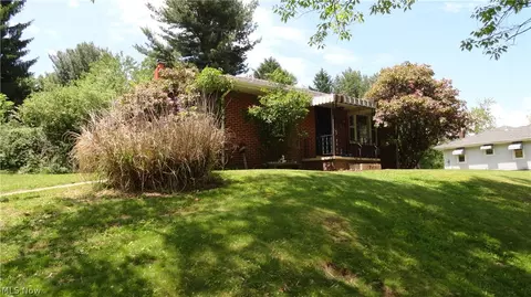 24 Hawthorne Ln, Chester, WV 26034