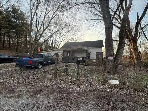 5618 Green Ridge Rd SE, New Philadelphia, OH 44663