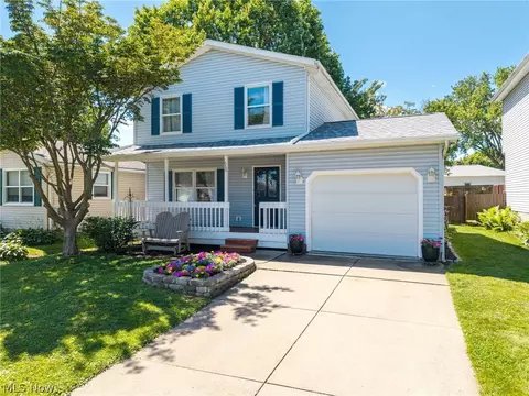 1080 Stratford St, Barberton, OH 44203