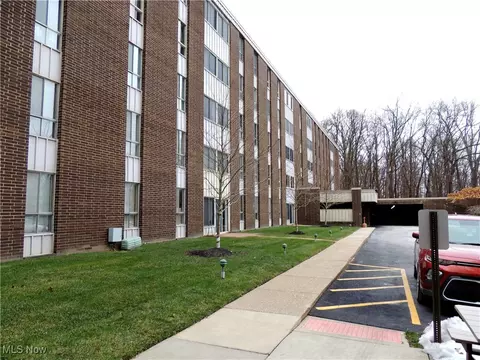 3070 Kent Rd #406, Stow, OH 44224